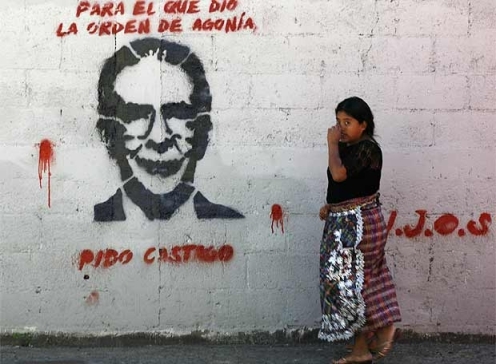 Graffiti of Ríos Montt, Guatemala City: "For he who gave the order of agony, I demand punishment - H.I.J.O.S." (Via CPR-Urbana)